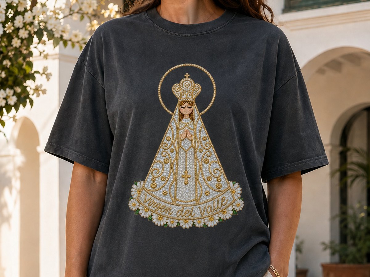 Virgen del Valle with the mantle filled with tiny diamonds and gold pearls